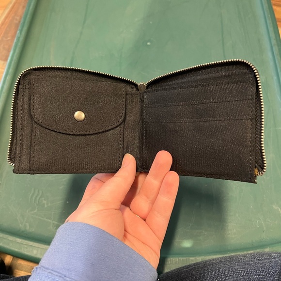 3/$15 *NWT* Mossimo Black & White Striped Bi-Fold Zip Wallet - Picture 4 of 4